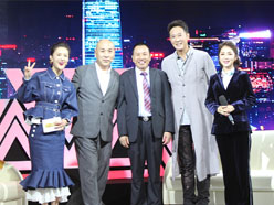 新望董事長(zhǎng)羅永輝與著名歌星劉尊老師、汪正正老師、郭津彤老師、主持人雅琪在北京電視臺(tái)錄制節(jié)目現(xiàn)場(chǎng)親切合影